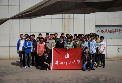 参观同学合影留念